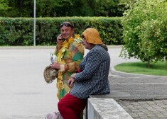 Pašmāju pirmie dragkvīni atgriežas - Jarāns un Porgants atkal velk Mildiņas un Skaidrītes kleitas