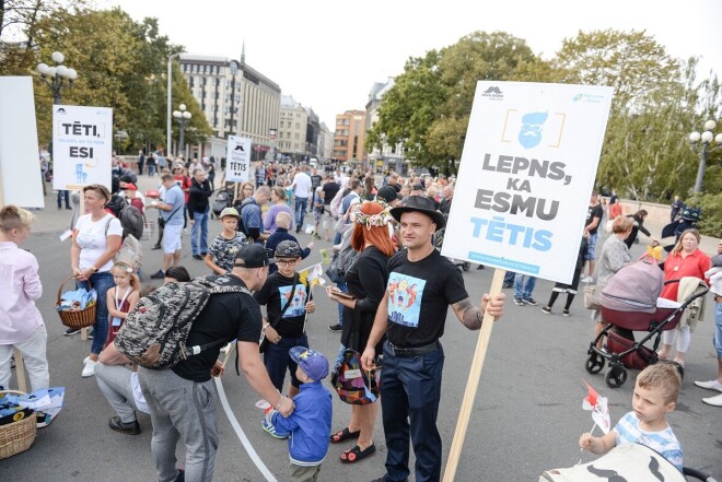  Lai arī šogad “Mammamuntetiem.lv” organizētais tradicionālais Tēva dienas gājiens un festivāls Rīgā nenotiks Covid-19 izraisīto ierobežojumu dēļ, sapulce notiks un atšķirībā no citiem gadiem būs vērojama ikvienam interesentam tiešsaistē. Foto - Tēva dienas festivāls 2019. gadā.