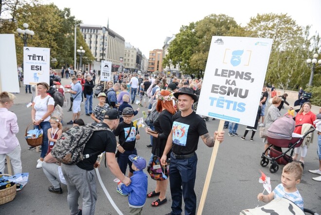Lai arī šogad “Mammamuntetiem.lv” organizētais tradicionālais Tēva dienas gājiens un festivāls Rīgā nenotiks Covid-19 izraisīto ierobežojumu dēļ, sapulce notiks un atšķirībā no citiem gadiem būs vērojama ikvienam interesentam tiešsaistē. Foto - Tēva dienas festivāls 2019. gadā.