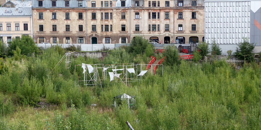 FOTO: Aug apiņi, žāvējas balti palagi. Kā šobrīd izskatās Sporta pils laukumā, kur plāno veidot mazdārziņus