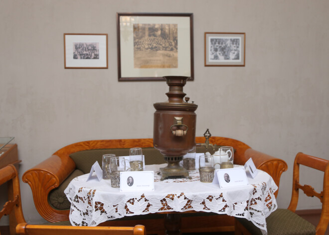 Kad vēl nebija televizora un viedtālruņa, bet grāmatu pavisam maz, ziemas tumšos vakarus lielie un mazie īsināja, stāstot pasakas. Džūkstes Lancenieku skolas skolotājs Anss Lerhis-Puškaitis tās sāka pierakstīt. Tagad šajā skolā, kurā viņš 20 gadus mācīja bērnus, pārrakstīja savāktās pasakas un teikas, plānoja augļu dārzu un parku un, veroties pa logu savu stādīto koku zaru dejās, devās mūžīgajā pasaku valstībā, ir ierīkots Džūkstes Pasaku muzejs.