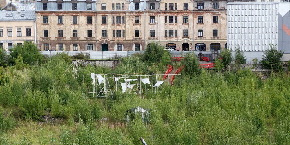 Растет трава, сушится белье: как сейчас выглядит бывший Дворец спорта в Риге, где будут огороды?
