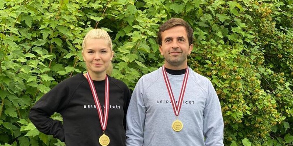  Latvijas pirmā mūziķu triatlona uzvarētāji - Ance Puriņa un Edgars Kārklis.