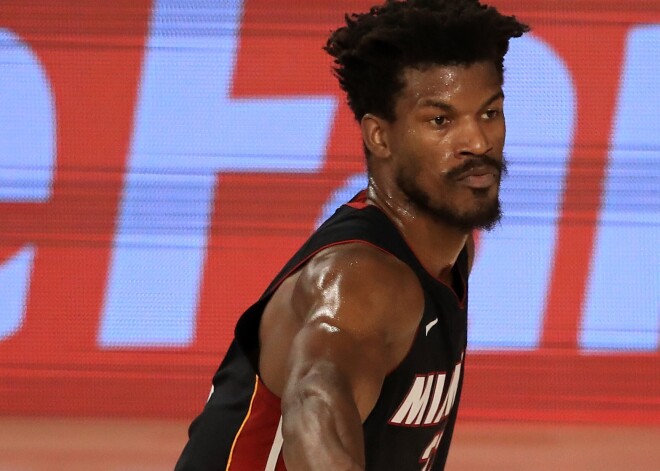 VIDEO: NBA regulārās sezonas uzvarētāji izstājas no cīņas par čempiontitulu; "Lakers" izvirzās vadībā sērijā