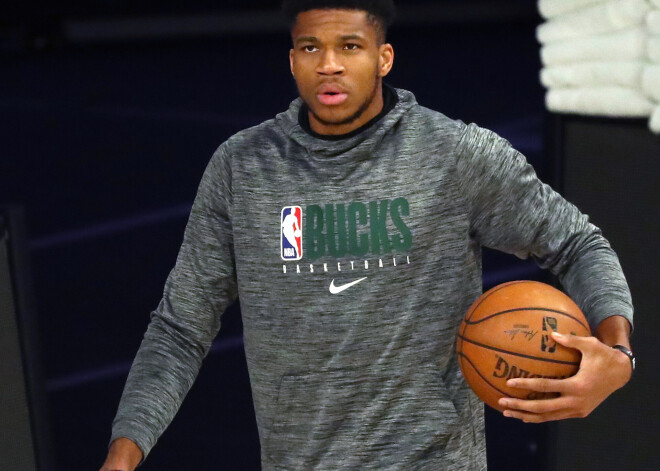 Adetokunbo un vēl divi viņa komandas biedri iekļauti NBA aizsardzības izlasēs
