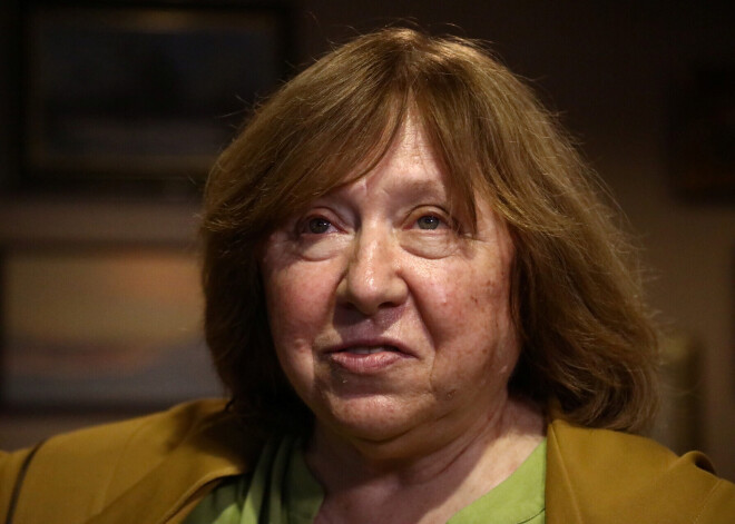 ES valstu diplomāti ieradušies Nobela prēmijas laureātes Aleksijevičas dzīvoklī, lai pasargātu viņu no aizturēšanas