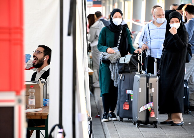Aizbraucu ceļojumā pandēmijas laikā un saslimu: vai apdrošināšana segs manu ārstēšanos