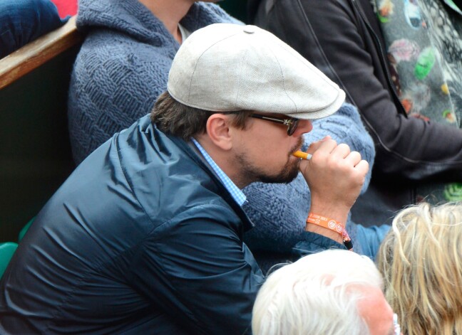 Leonardo di Kaprio smēkē elektronisko cigareti.