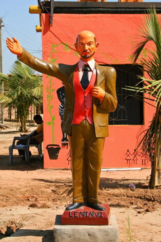 Ja nebūtu apakšā uzraksta, statujā iemūžināto tēlu varētu noturēt par kādu džezmeni vai sektas sludinātāju. Taču uzraksts liecina, ka tas esot V. I. Lenin. Tik īpatnēju mākslas darbu kādu laiku varēja redzēt vienā no Goa kūrortiem, bet nu jau tas esot novākts.