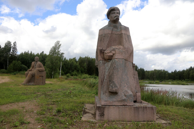 Netālu no Kuldīgas Īvandes pagastā esošo Pilskalnu daudzu simtu hektāru teritoriju apsaimnieko Meinards Mētelis.