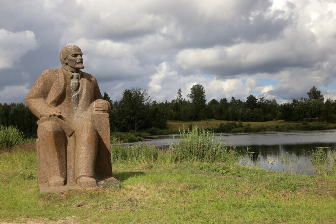 Netālu no Kuldīgas Īvandes pagastā esošo Pilskalnu daudzu simtu hektāru teritoriju apsaimnieko Meinards Mētelis.