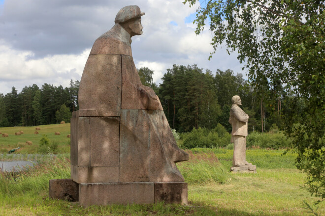 Netālu no Kuldīgas Īvandes pagastā esošo Pilskalnu daudzu simtu hektāru teritoriju apsaimnieko Meinards Mētelis.