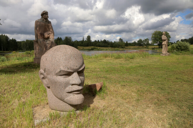 Netālu no Kuldīgas Īvandes pagastā esošo Pilskalnu daudzu simtu hektāru teritoriju apsaimnieko Meinards Mētelis.
