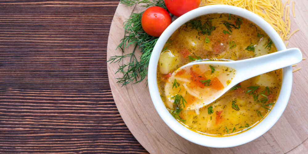 Dārzeņu zupa ar malto gaļu un spageti