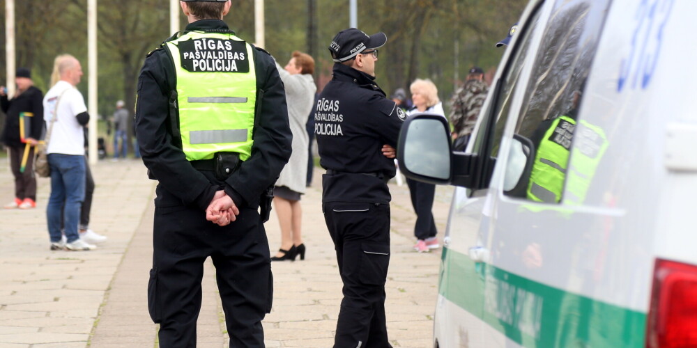 Рижские полицейские просят помощи в лечении 30-летнего коллеги Андрея, попавшего в аварию