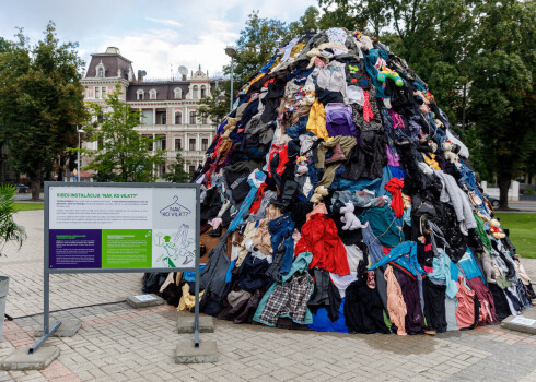 Треть жителей Латвии выбрасывает ненужную одежду в мусорник с бытовыми отходами