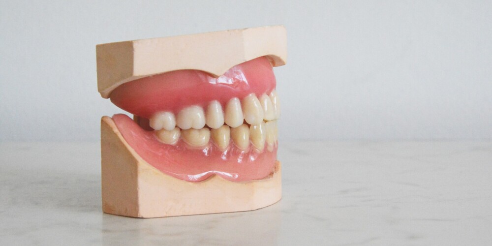 Farmaceite skaidro zobu kopšanas kļūdas dažādos vecuma posmos