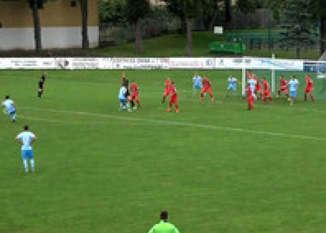 VIDEO: poļu futbola vārtsargs izdomājis radošu veidu, kā atvairīt soda sitienus