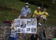 Posms bija veltīts pērn rudenī mirušajam bijušajam Francijas prezidentam Žakam Širakam un mūžībā aizgājušajai "Tour de France" leģendai Remonam Pulidoram, kurš astoņas reizes bija tūres kopvērtējuma pirmajā trijniekā, taču ne reizes neuzvarēja. 