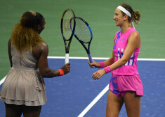 Viktorija Azarenka (pa labi) pēc cīņas pateicas pretiniecei.