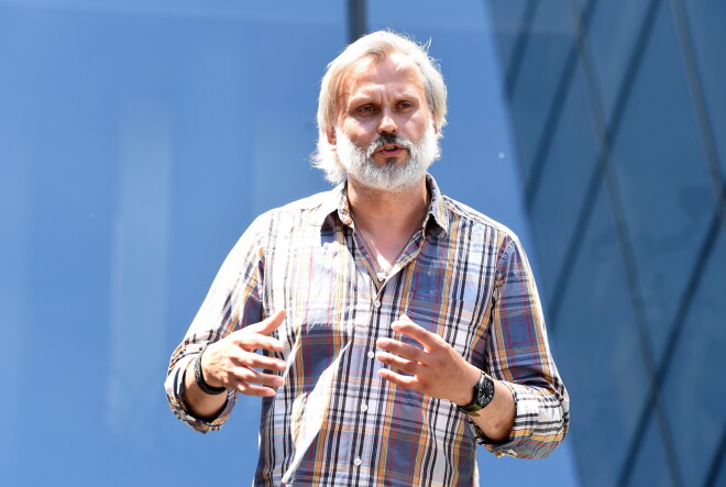 “Mans plāns ir caur bišu dzīvi cilvēkiem parādīt īstās vērtības,” saka Uģis Mālnieks.