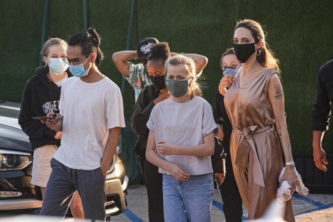 Andželina Džolija ar bērniem šā gada augustā.