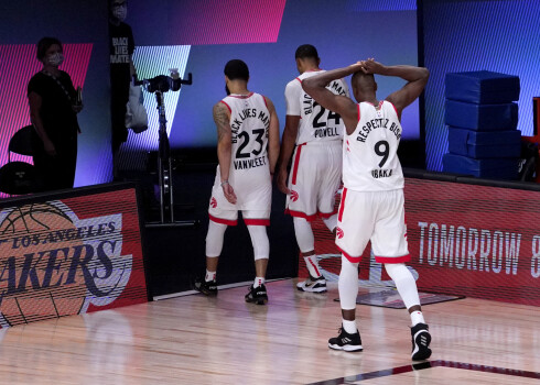 Toronto "Raptors" basketbolisti pamet laukumu.