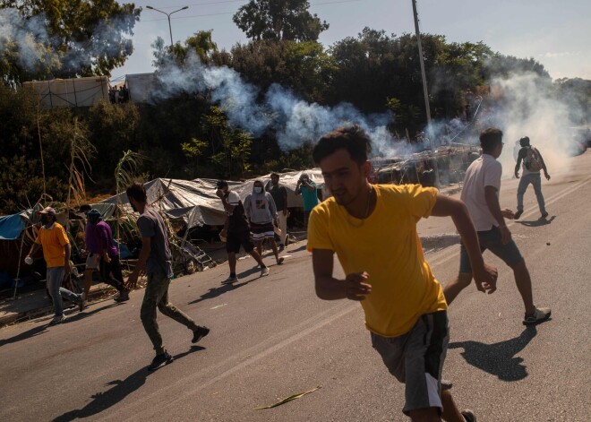 Grieķijas policija raida asaru gāzi pret protestējošiem migrantiem Lesbas salā