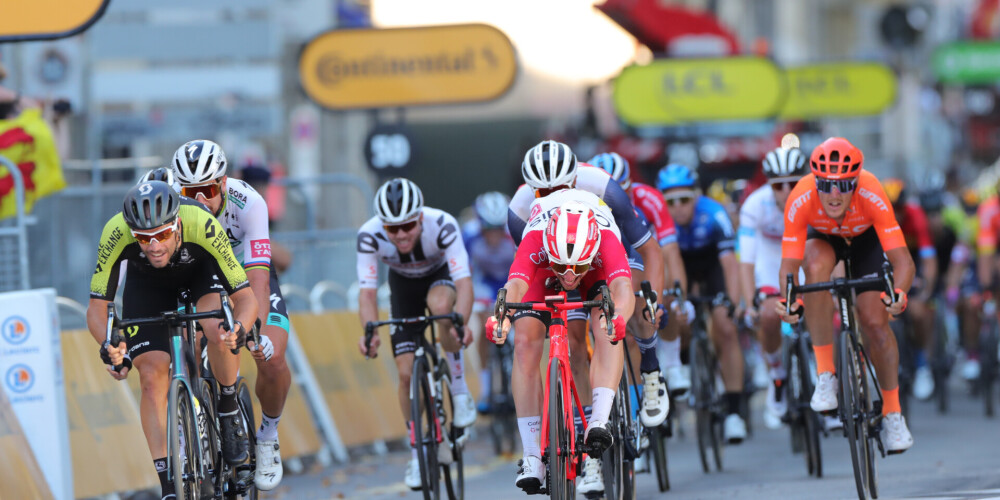 Latvieši "Tour de France" 14. posmā finišē otrajā simtā; uzvara finiša atrāvienā tiek Kragam