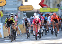 Latvieši "Tour de France" 14. posmā finišē otrajā simtā; uzvara finiša atrāvienā tiek Kragam