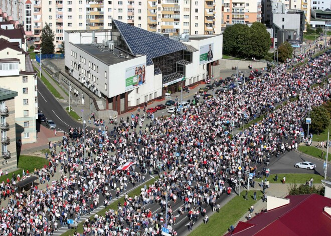 Minskā "Varoņu gājienā" dodas ap 150 000 cilvēku