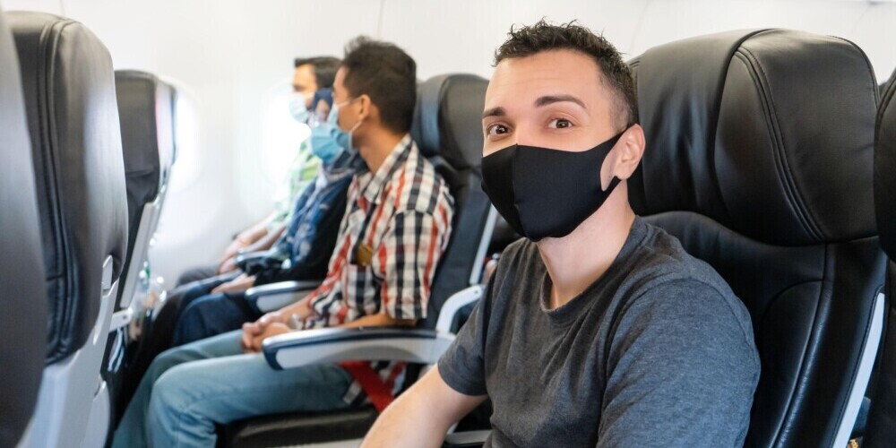 Как относятся пассажиры airBaltiс к требованию носить маску?