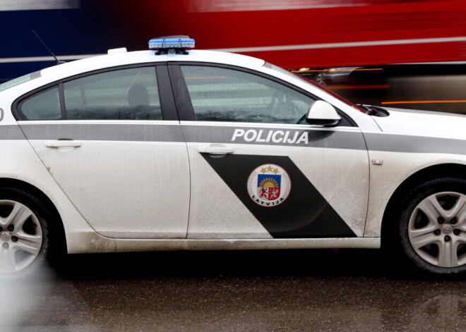 В Лиепае машина врезалась в дом: пострадали семь человек