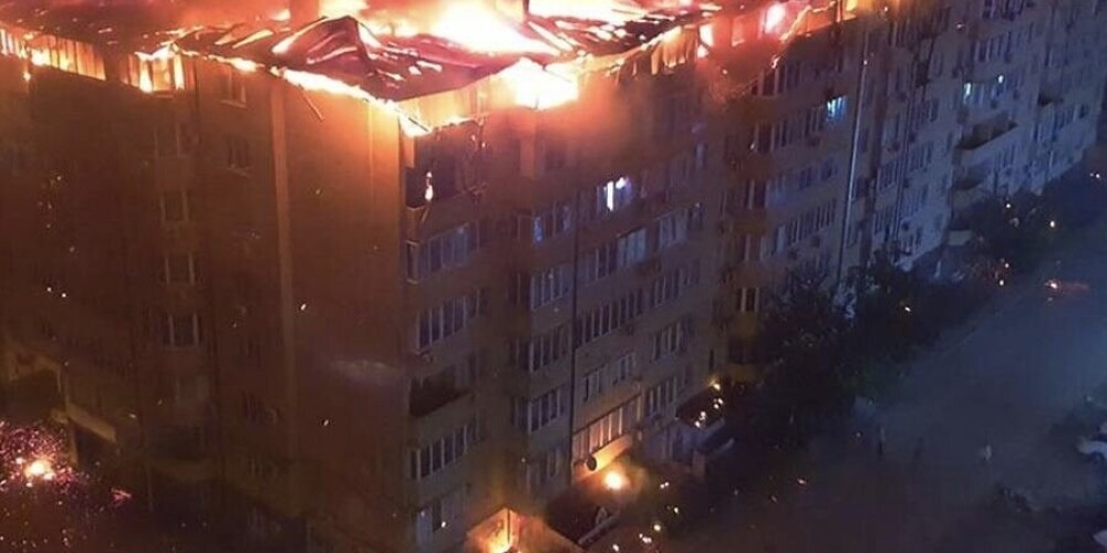 VIDEO: Krasnodarā liesmas pārņem visu dzīvojamās mājas augšējo stāvu