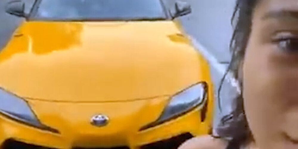 Sieviete savā "Instagram" dižojās ar sporta automašīnu, ar kuru vēlāk nositās