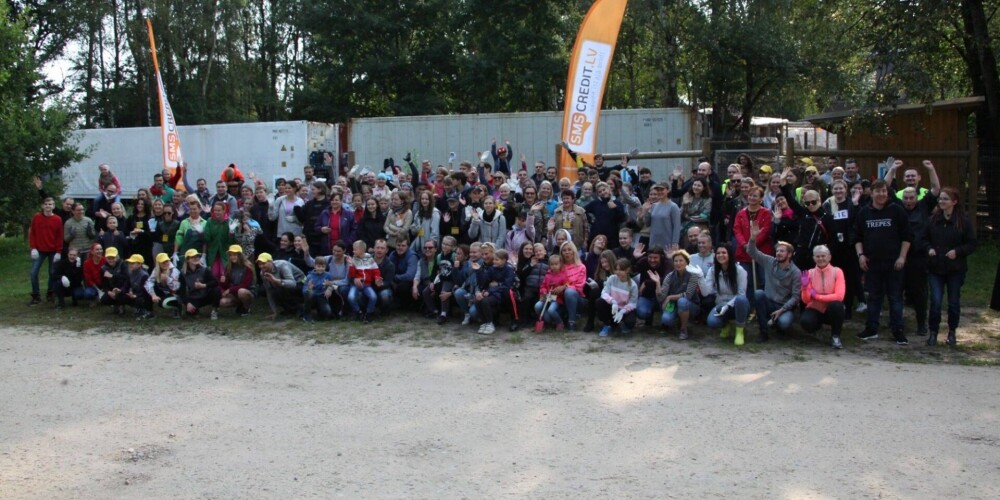 Фото: множество добровольцев собрались на субботнике приюта для животных Ulubele