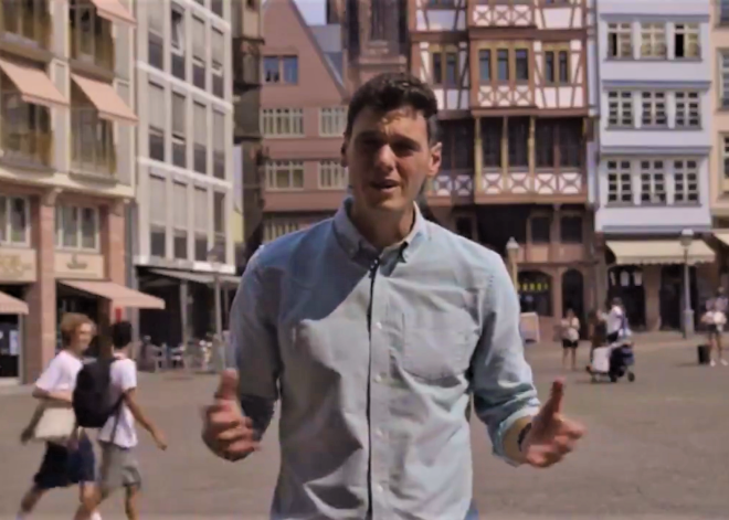 VIDEO: asprātīgi jaunieši Vācijā aiz reportiera muguras padara uzfilmēto sižetu par nekam nederīgu