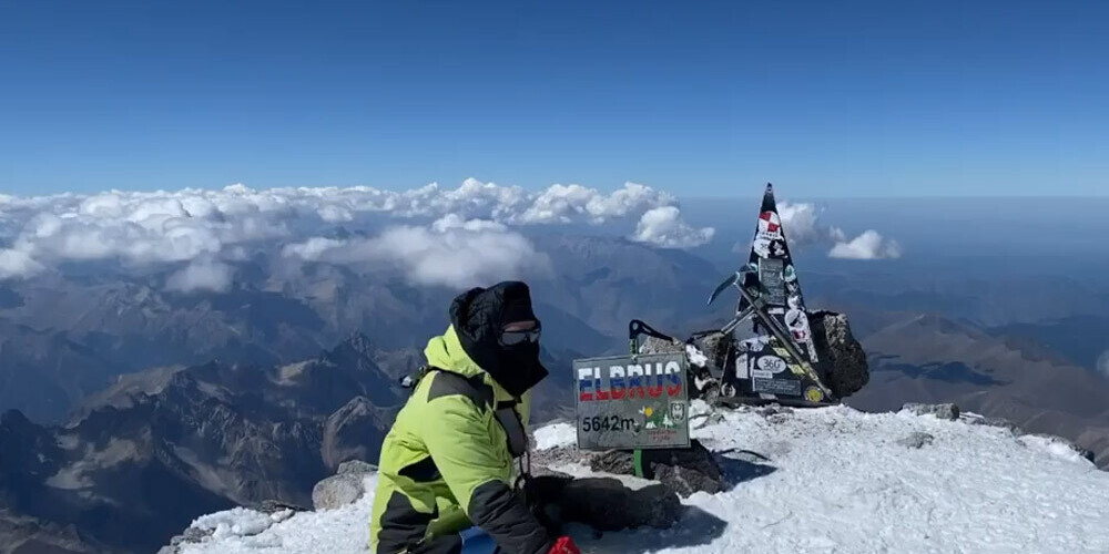 Vīrietis bez kājām ar roku palīdzību iekaro Elbrusa virsotni