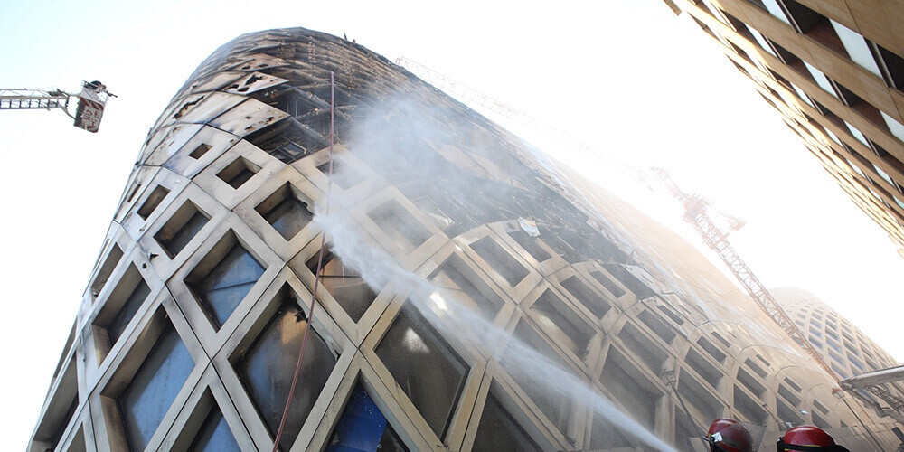 Beirūtā kārtējais plaša mēroga ugunsgrēks: degusi  Zahas Hadīdas projektētā ēka