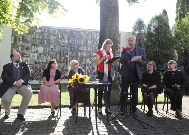 Žūrijas komisijas pārstāvji - komentētājs un tulkotājs Eduards Liniņš, teātra kritiķe Andra Rutkēviča, teātra zinātniece Līga Ulberte, Latvijas Teātra darbinieku savienības priekšsēdētāja Daiga Gaismiņa-Šiliņa, teātra zinātnieks Jānis Siliņš, kultūras žurnāliste un teātra kritiķe Undīne Adamaite un teātra žurnāliste, producente Jevgeņija Šermeņeva piedalās preses konferencē Eduarda Smiļģa Teātra muzejā, kurā paziņo "Spēlmaņu nakts 2019/2020" nominantus.