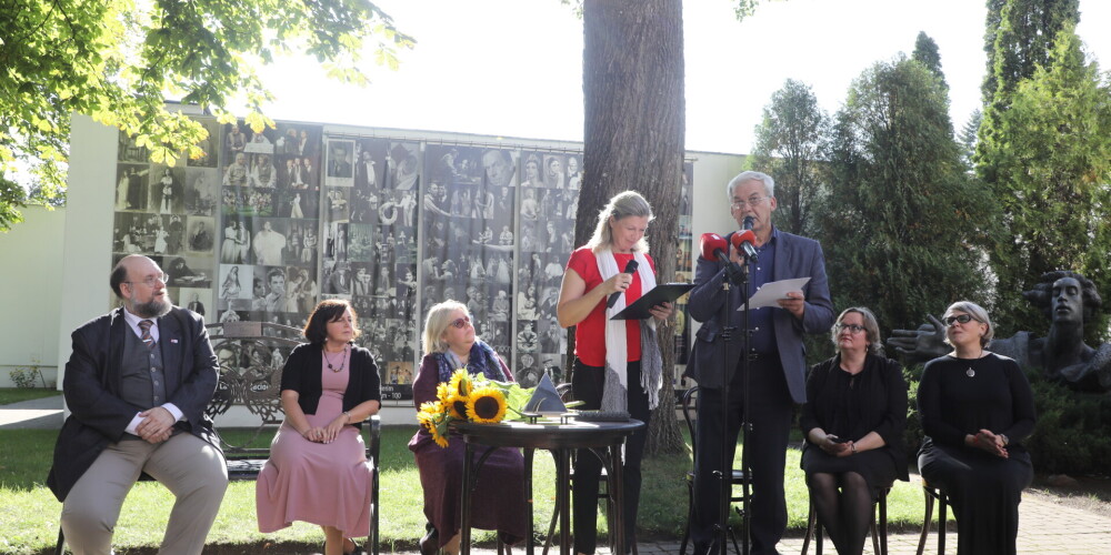 Žūrijas komisijas pārstāvji - komentētājs un tulkotājs Eduards Liniņš, teātra kritiķe Andra Rutkēviča, teātra zinātniece Līga Ulberte, Latvijas Teātra darbinieku savienības priekšsēdētāja Daiga Gaismiņa-Šiliņa, teātra zinātnieks Jānis Siliņš, kultūras žurnāliste un teātra kritiķe Undīne Adamaite un teātra žurnāliste, producente Jevgeņija Šermeņeva piedalās preses konferencē Eduarda Smiļģa Teātra muzejā, kurā paziņo "Spēlmaņu nakts 2019/2020" nominantus.