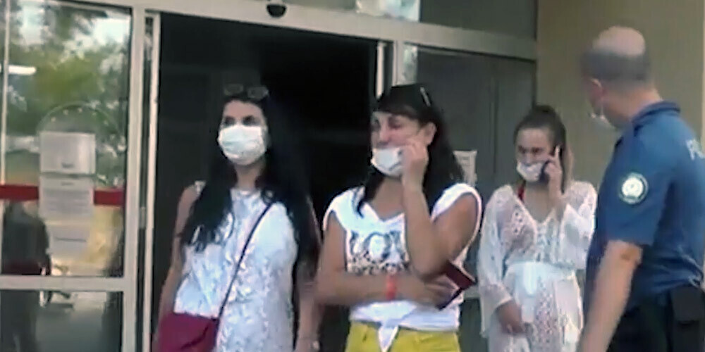 Turcijā trīs krievu tūristes sarīko skandālu un ar čību iemet medmāsai, kura lūdza uzvilkt sejas aizsargmaskas