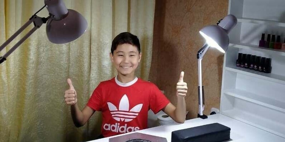 13-летний школьник стал маникюрщиком ради спасения парализованного брата