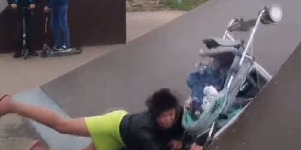 Выпившая два литра пива женщина уронила младенца на горке и попала на видео