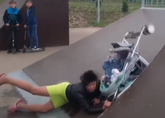 Выпившая два литра пива женщина уронила младенца на горке и попала на видео