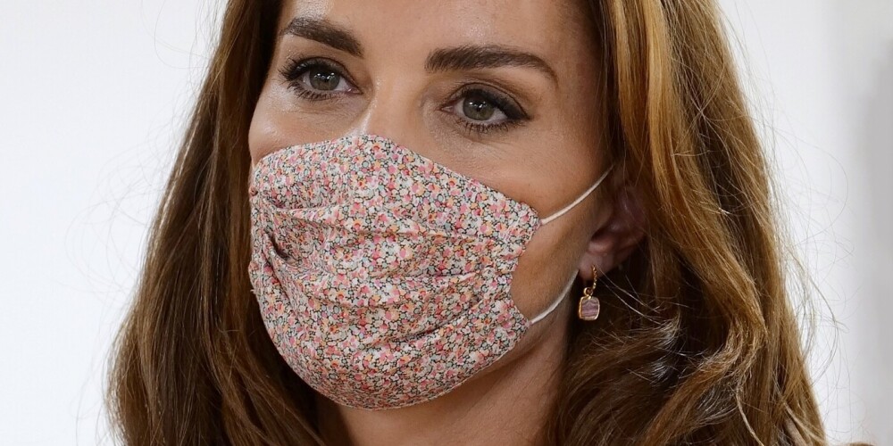 Hercogiene Ketrīna rotājusies ar zīmola "Missoma" auskariem.