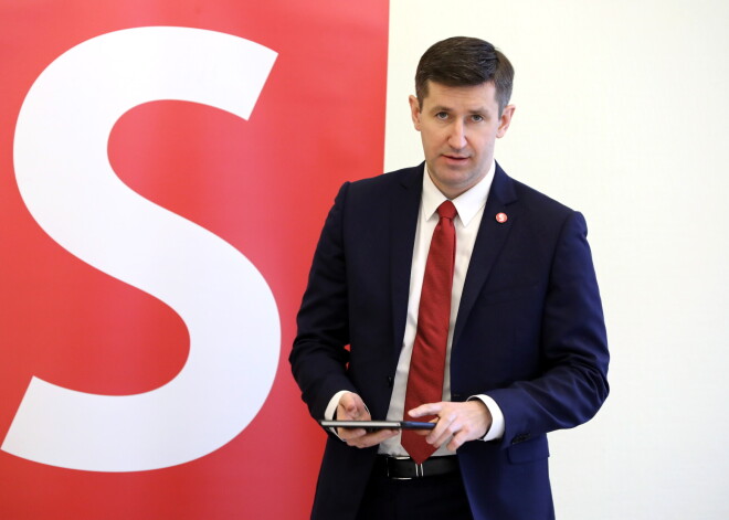"Saskaņa" parlamentā zaudē divas balsis, izslēdzot Dombrovski un Švecovu arī no Saeimas frakcijas