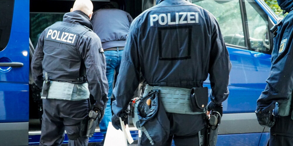 Vācijā 29 policisti atstādināti par galēji labējās propagandas izplatīšanu "WhatsApp" grupās