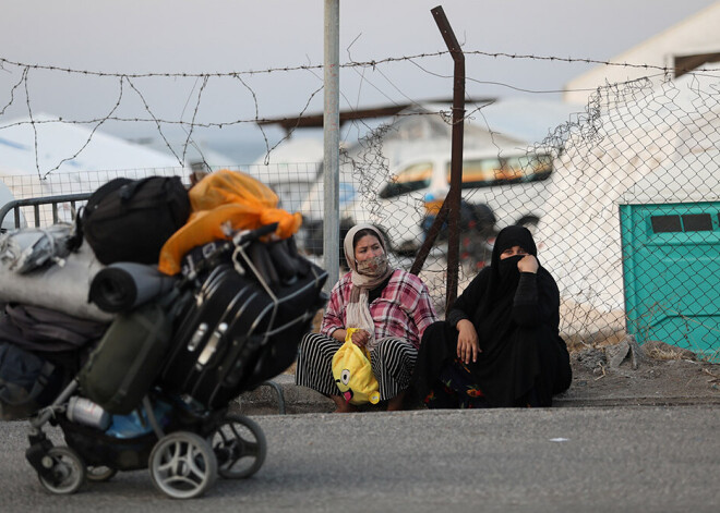 Nodegušās Morijas nometnes nelegālie imigranti nelabprāt dodas uz jauniekārtoto telšu vietu