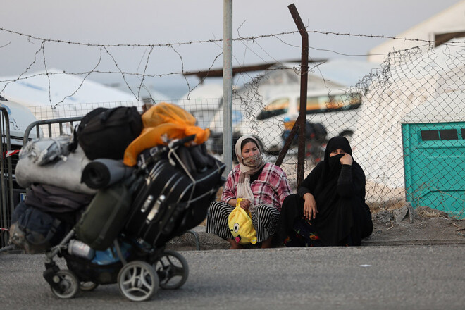 Lesbas salā bez pajumtes palikušie nelegālie imigranti gatavojas ieiet jaunajā pagaidu nometnē.